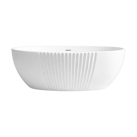 Bañera freestanding Madeira en baño moderno con diseño contemporáneo y faldón acanalado